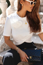 Śmietankowy t-shirt Elvie z marszczenie i różą - obrazek 3