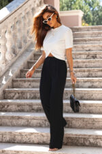 Śmietankowy t-shirt Elvie z marszczenie i różą - obrazek 6