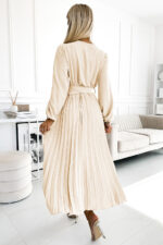504-7 VIVIANA Plisowana sukienka midi z dekoltem, długim rękawkiem i szerokim paskiem - JASNY BEŻ - obrazek 3