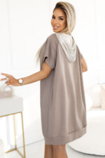 591-1 Sukienka kangurka z kapturem i metalicznymi detalami – Mocha Mousse | Numoco Basic - obrazek 4