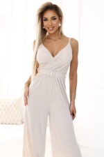 593-1 Elegancki kombinezon z kopertowym dekoltem, szerokimi nogawkami i paskiem – BEŻOWY - obrazek 5