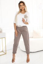 592-1 Wygodna bluzka z kwiatową aplikacją na ramieniu - ECRU - obrazek 4